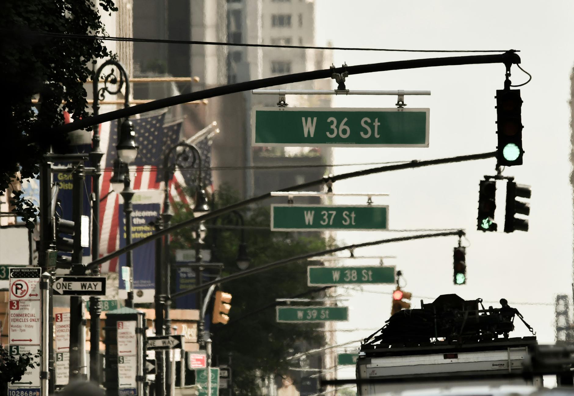 Mieszkańcy Bolesławca świętujący Wielkanoc, wymieniający się życzeniami i celebrujący lokalne tradycje.