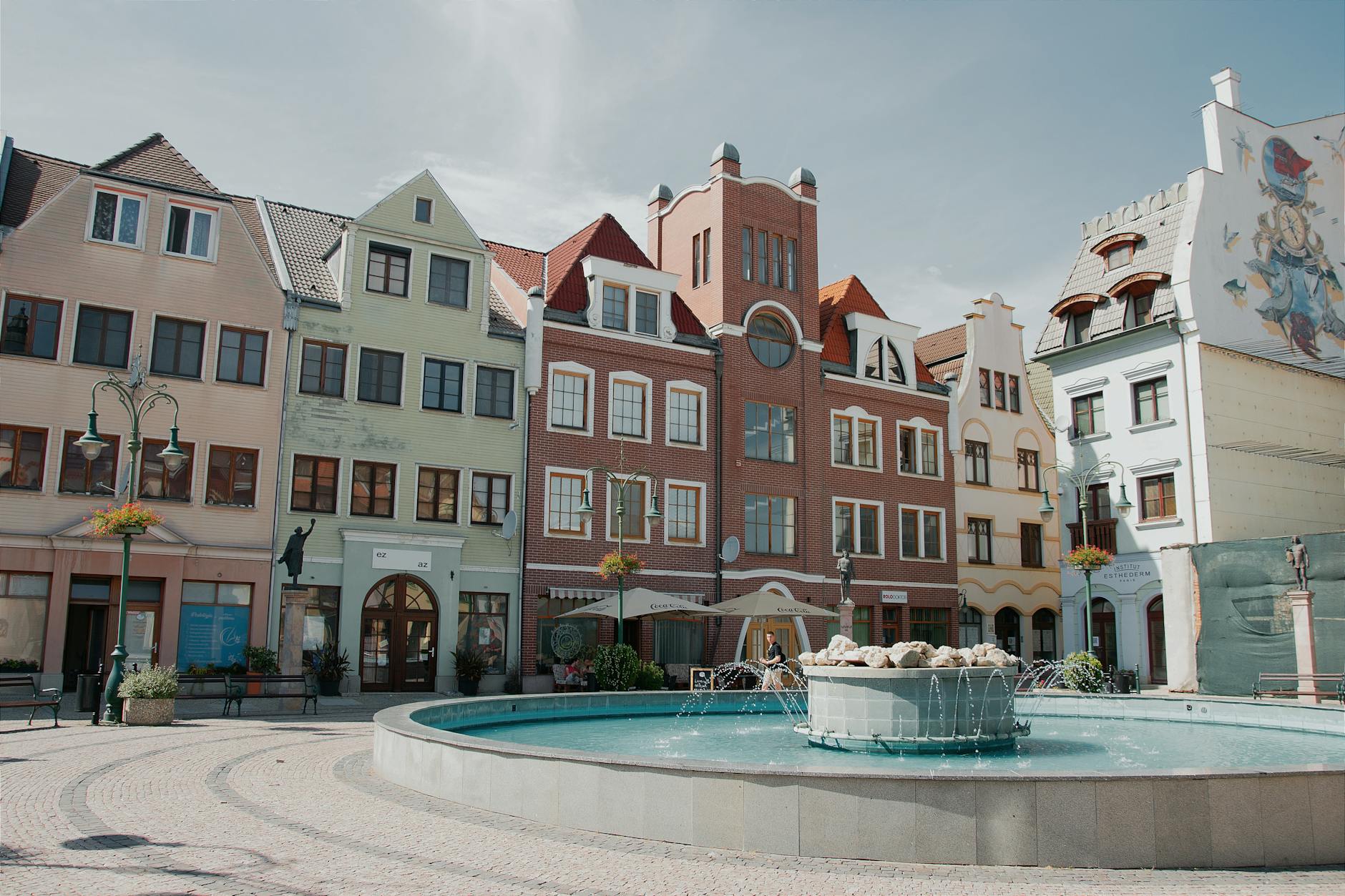 Herb Bolesławca z symbolami Funduszy Europejskich, ilustrujący inwestycje UE w mieście.