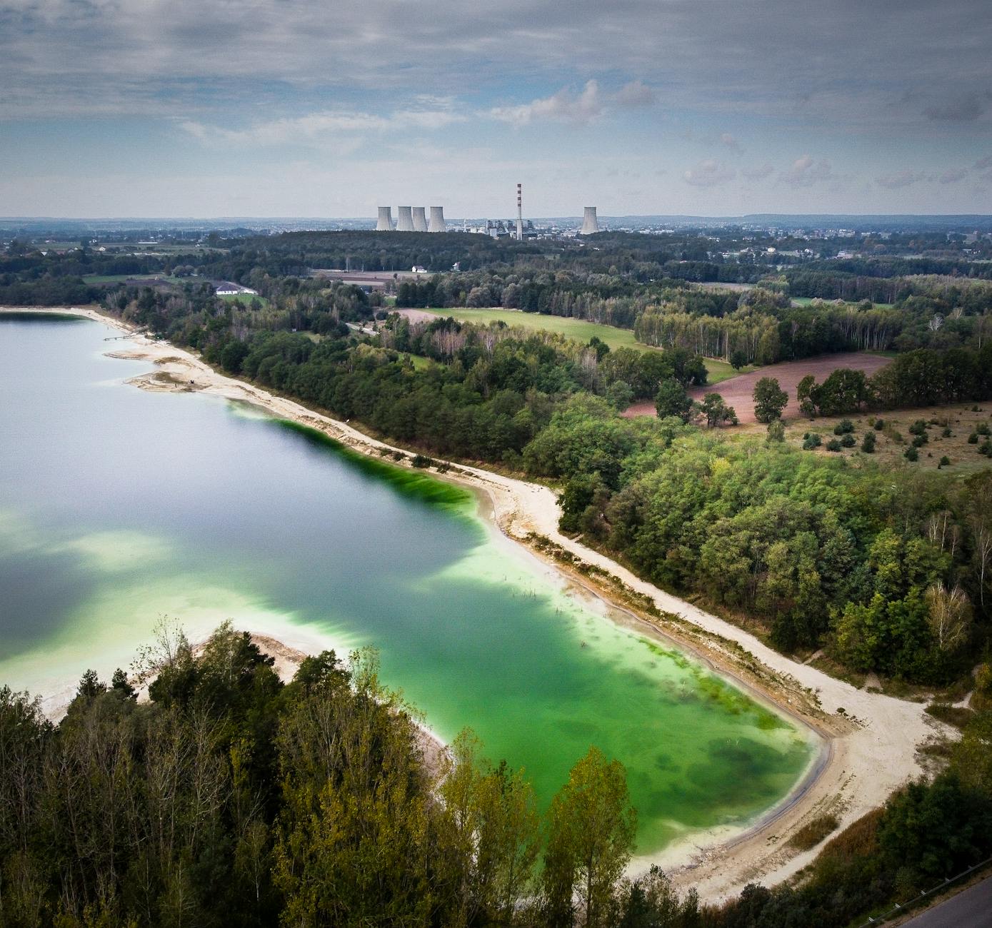 Ilustracja symbolizująca nowoczesne budownictwo i stabilność dostaw energii w Bolesławcu.