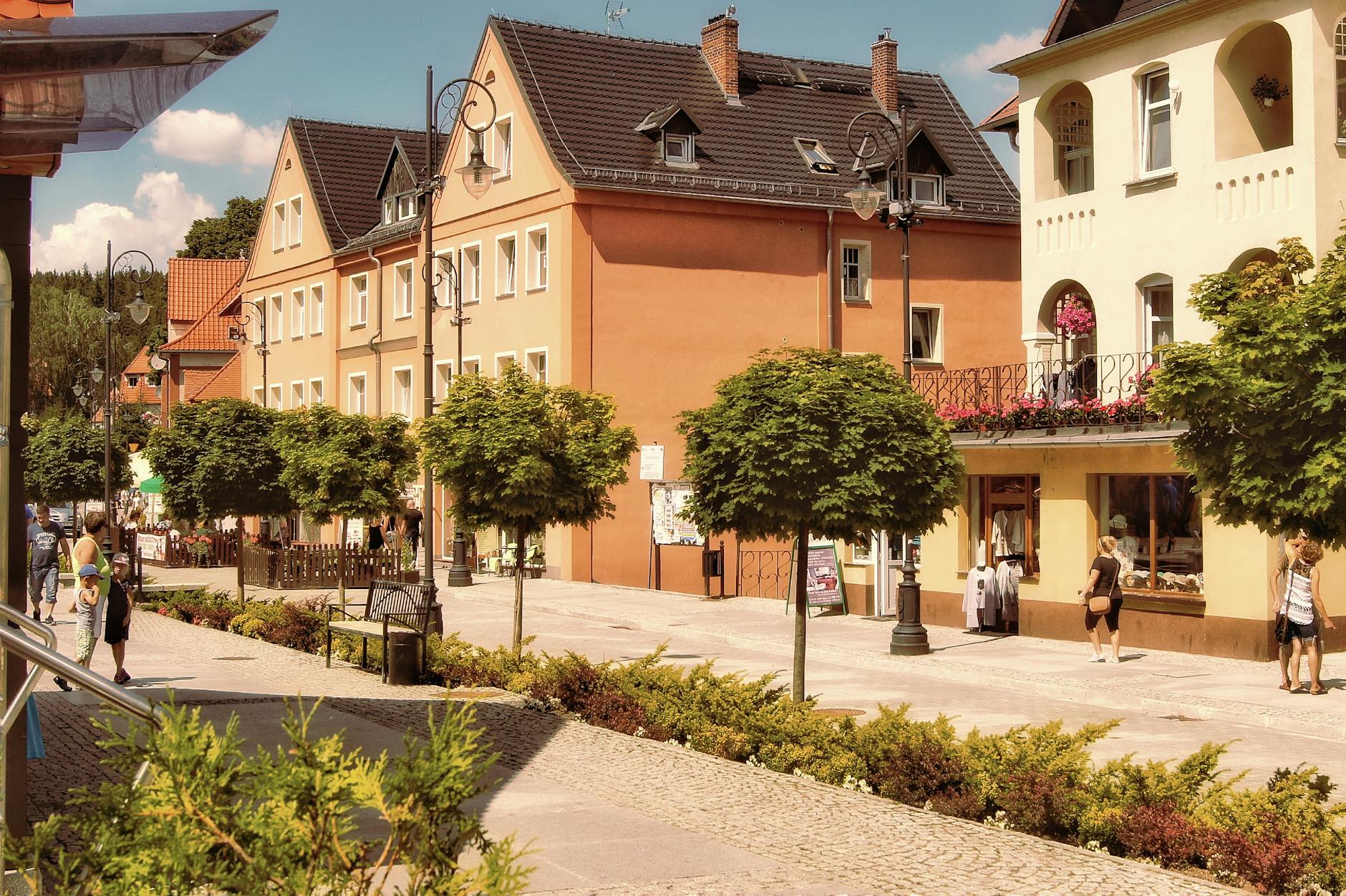 Malowniczy widok na Rynek w Bolesławcu z charakterystycznym Ratuszem i kolorowymi kamienicami.